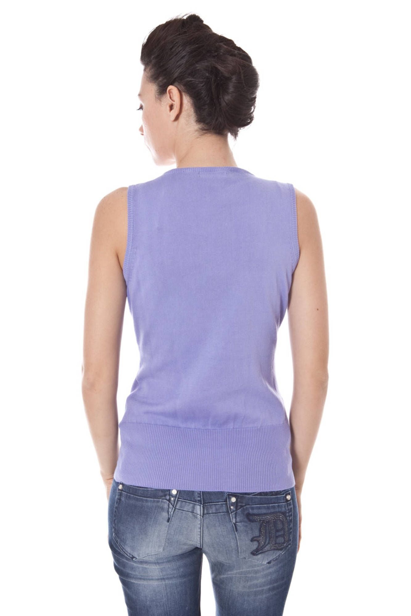 A9T7389_VIOLA_6B1 – Stilvolle Damenweste Lila mit V-Ausschnitt und dezentem Logo – Größe: L, XL – Farbe: Viola
