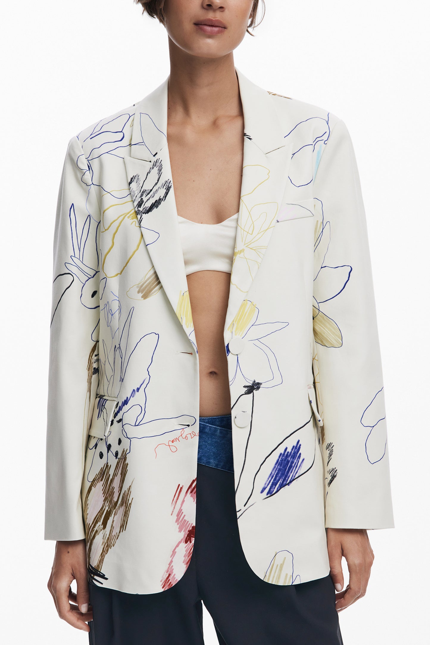 25WWEW21_BI1001 – Stilvolle weiße Damenjacke mit künstlerischen Akzenten und Taschen – Größe: XS, S, M – Farbe: Bianco