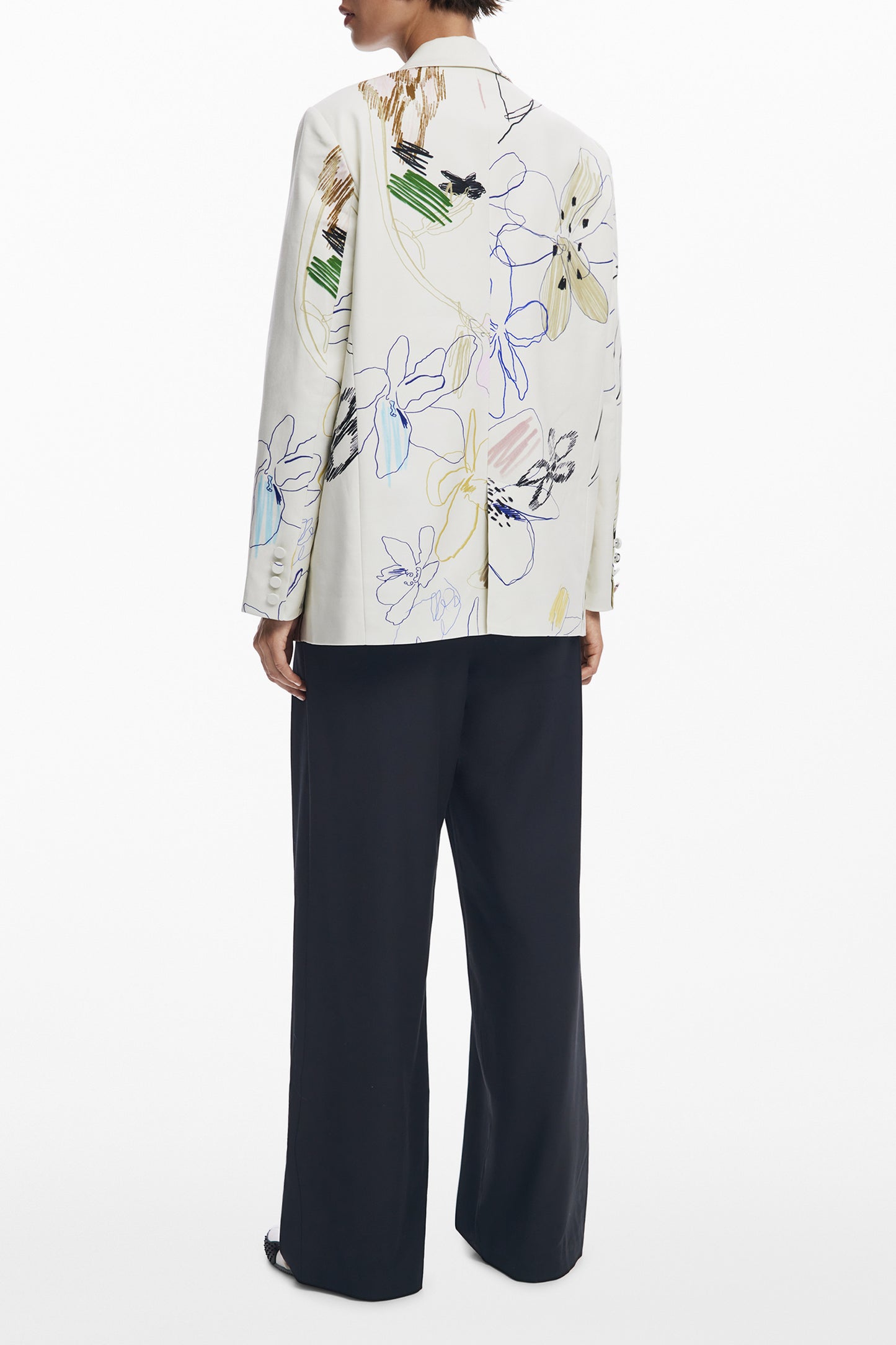 25WWEW21_BI1001 – Stilvolle weiße Damenjacke mit künstlerischen Akzenten und Taschen – Größe: XS, S, M – Farbe: Bianco