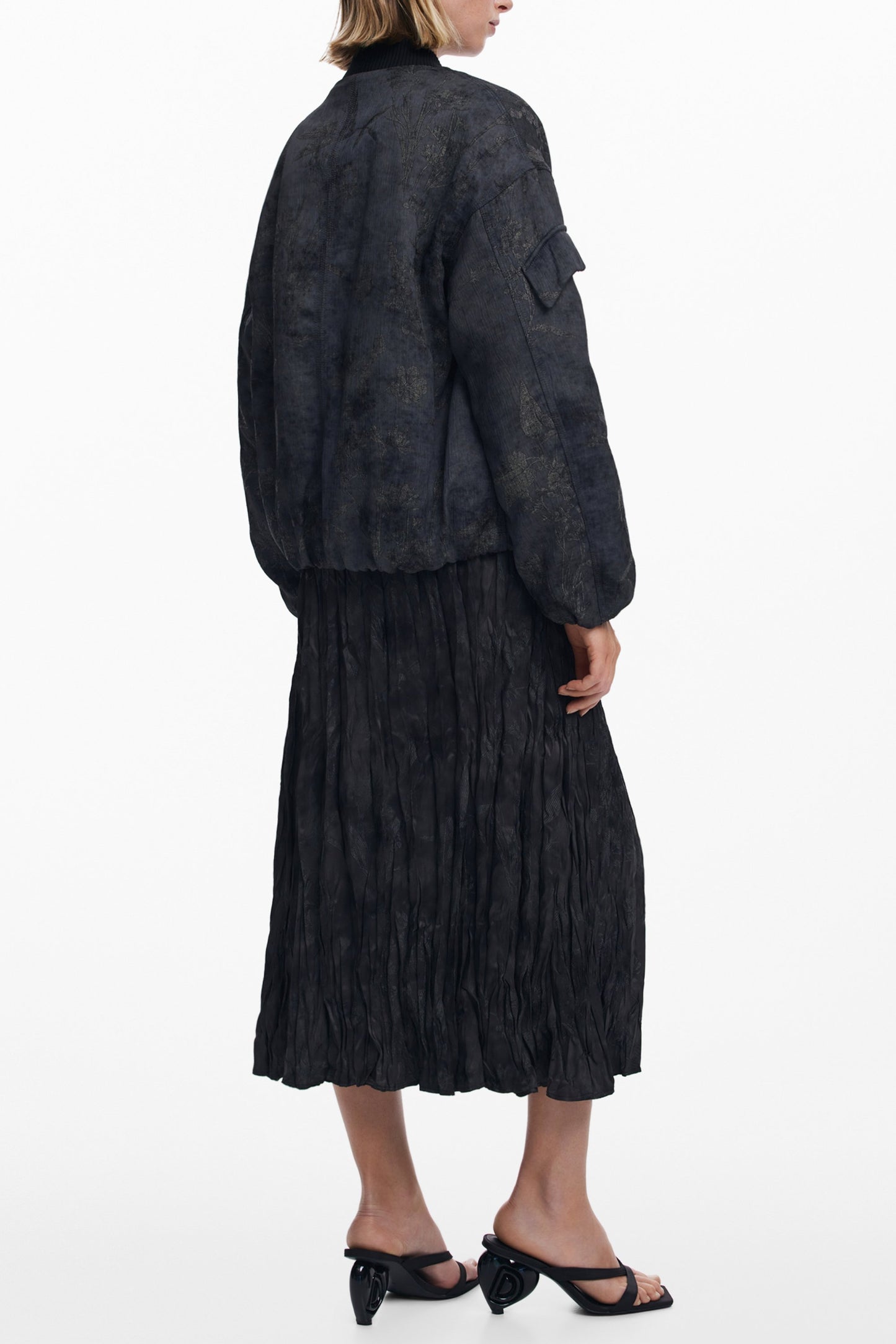 25WWEW26_NE2000 – Stylische Damenjacke in Schwarz mit Kontrastdetails und Reißverschluss – Größe: S, M, L – Farbe: Nero