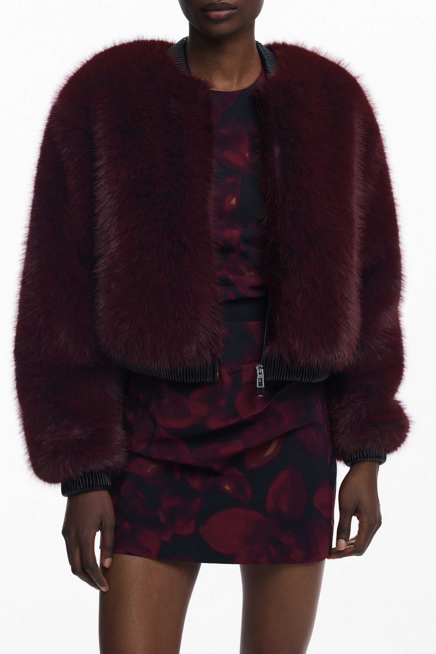 25WWEW67_RO3006 – Modische Damenjacke in Rot mit Kontrastdetails und Reißverschluss – Größe: S, M, L – Farbe: Rosso