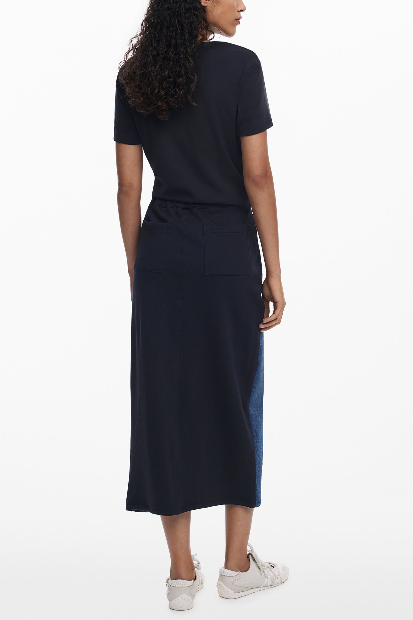 25WWFD03_BL5053 – Stylischer Damen-Jeansrock in Blau mit Kontrastdetails und Taschen – Größe: XS, S, M, L, XL – Farbe: Blu