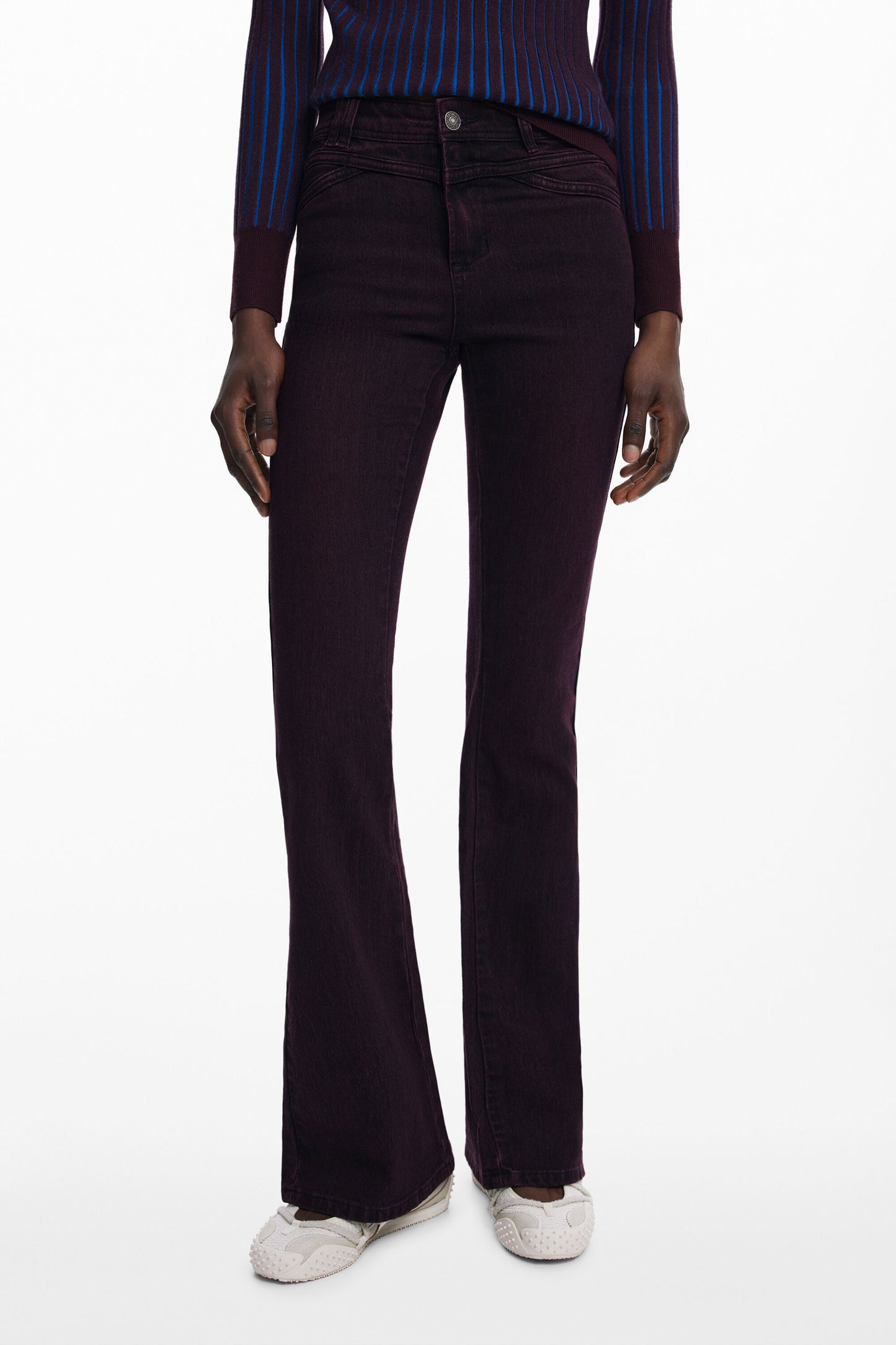 25WWDD19_VI3006 – Trendy Damen-Jeans in Violett mit Knopfverschluss und Logo-Detail – Größe: 36, 38, 40, 42, 44 – Farbe: Viola