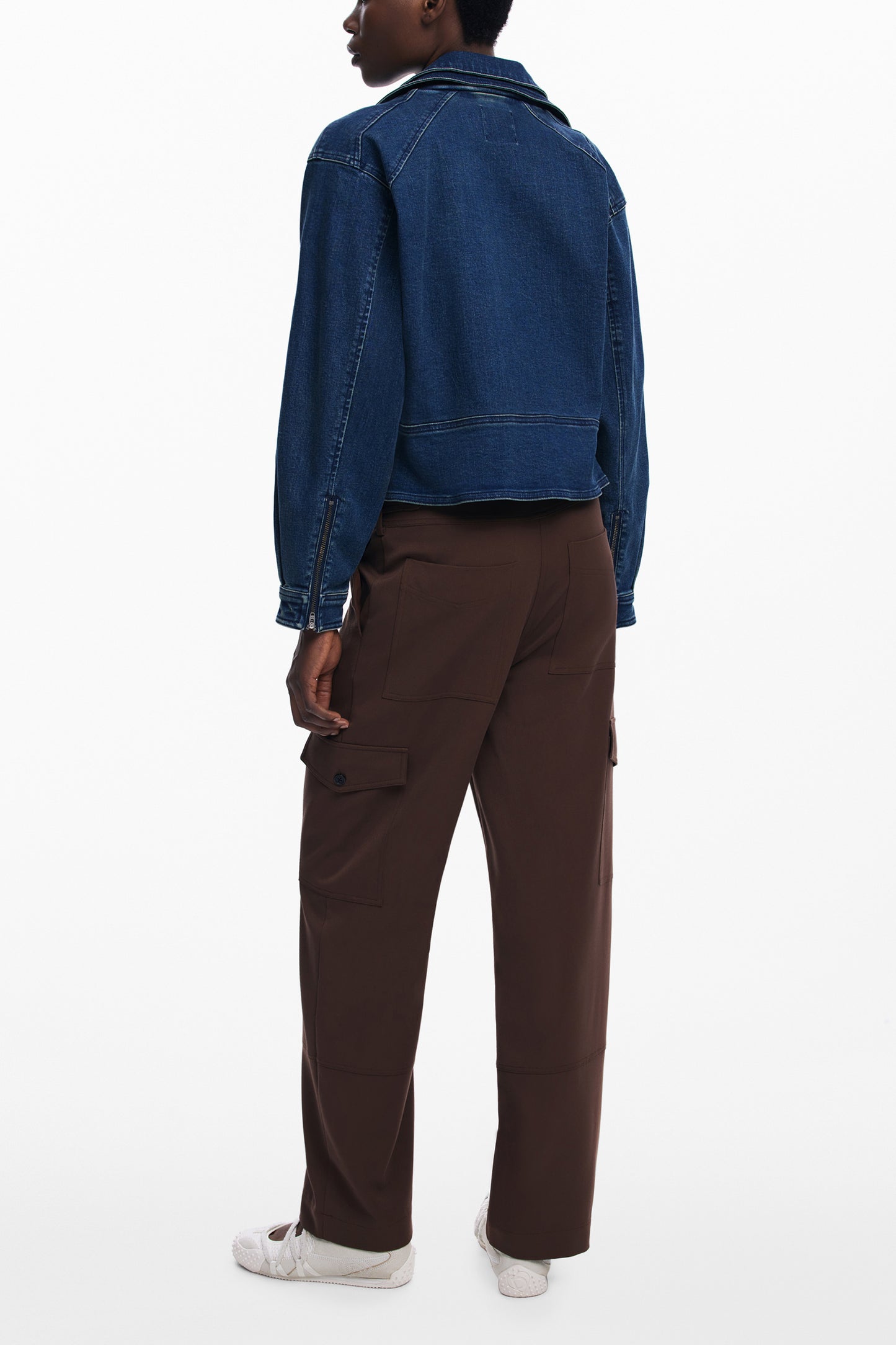 25WWPW08_MA6035 – Braune Damenhose: Stylische Cargo-Details und funktionale Taschen – Größe: XS, S, M, L, XL – Farbe: Marrone