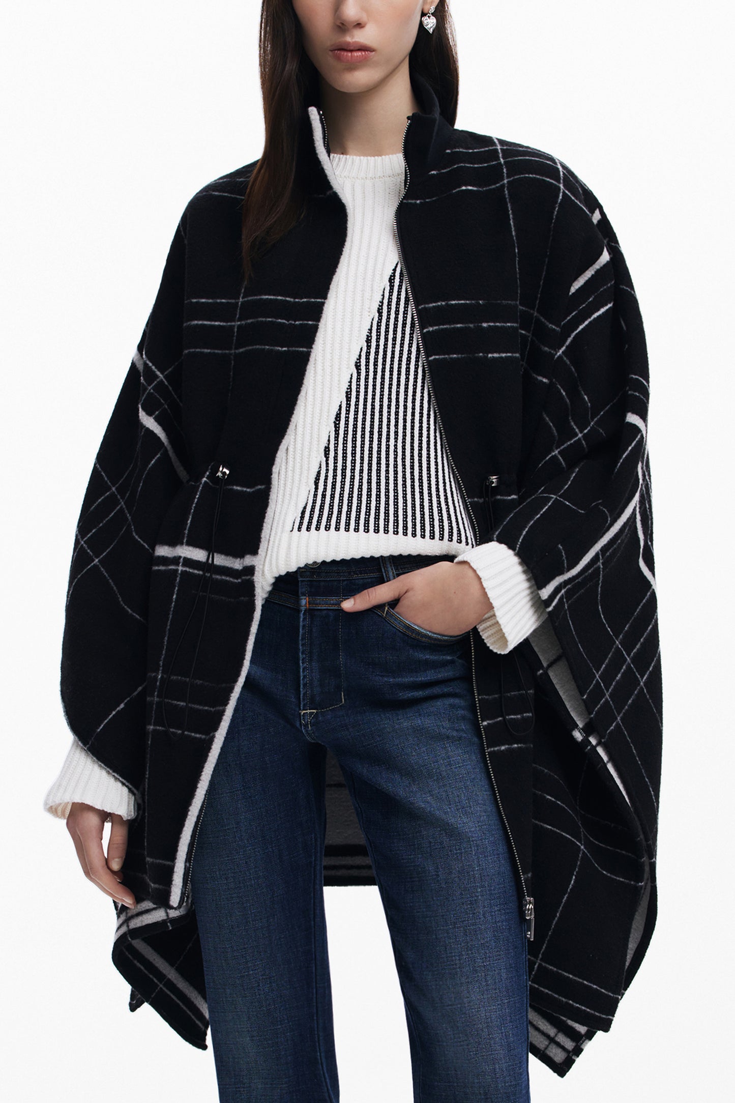 25WAIA07_NE2000 – Stylischer Damen Poncho mit Karomuster und Kontrastdetails in Schwarz – Größe: UNI – Farbe: Nero