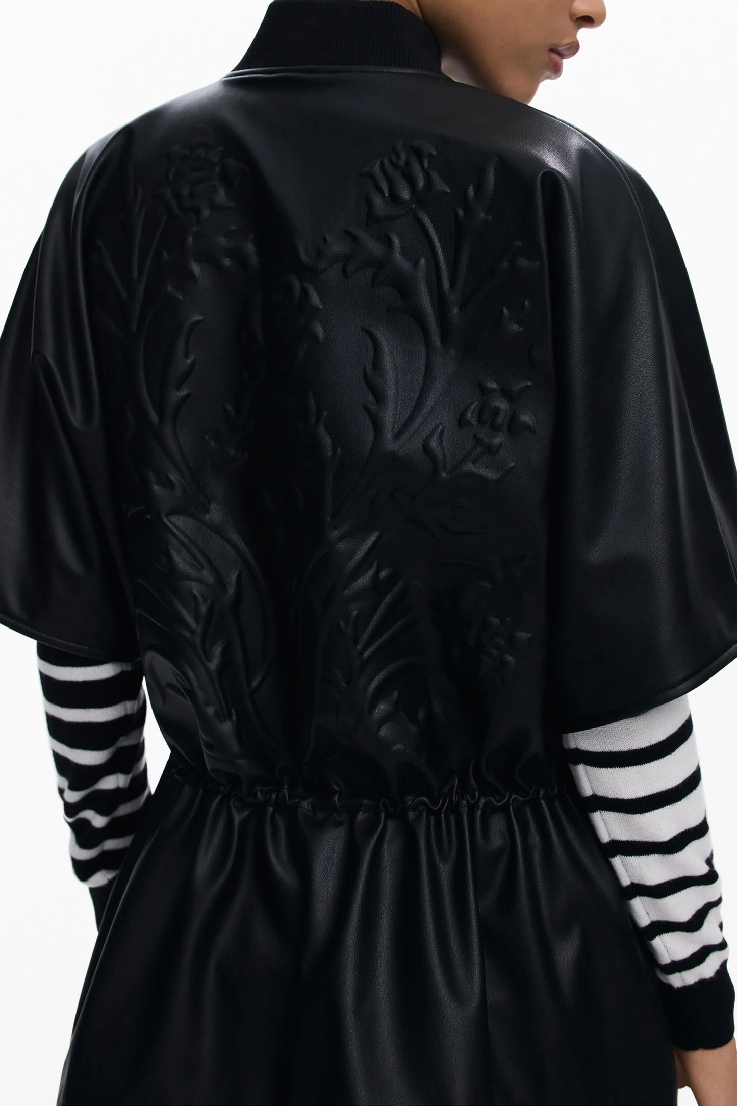 25WAIP04_NE2000 – Poncho Damen Schwarz mit Kordelzug & Reißverschluss - Revival Richmond – Größe: UNI – Farbe: Nero